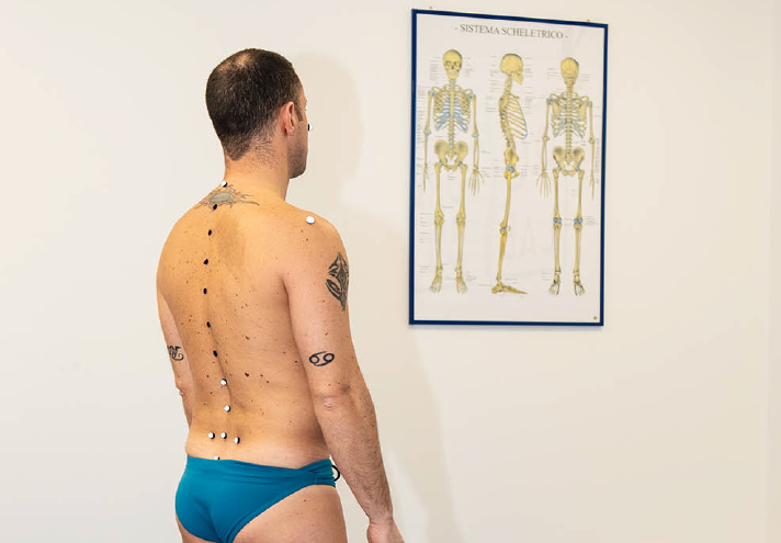 schermo-che-mostra-colonna-vertebrale-da-dietro